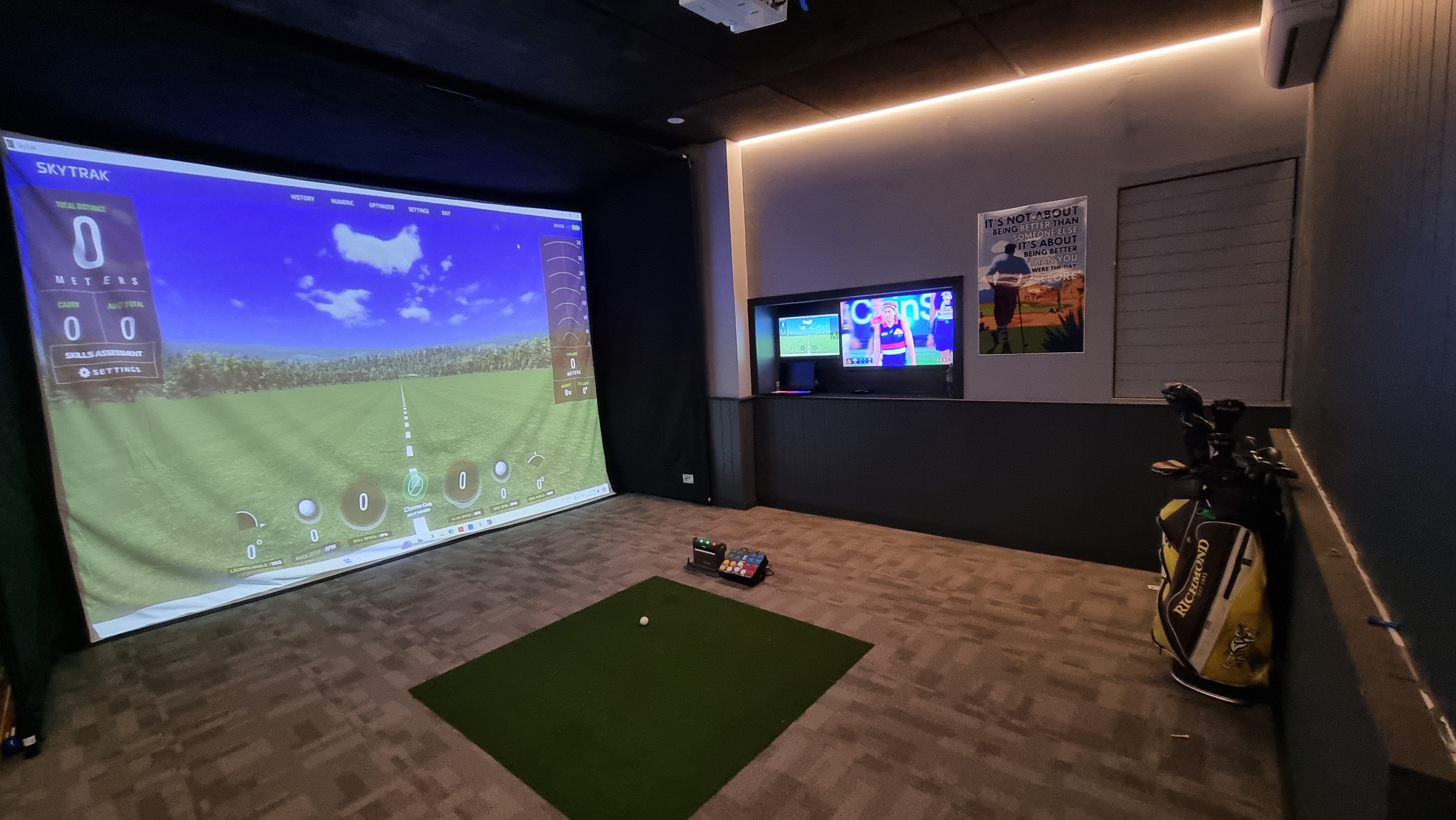 SkyTrak+ Elite Play Package with 4K Projector & Golf Simulator Bay